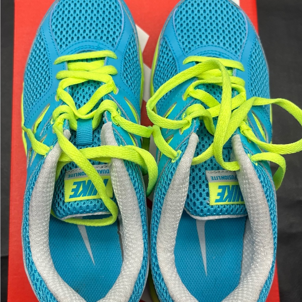 Women’s Nike Tennis shoes - Size: 6 - Worn one time/ Like new - Picture 5 of 6